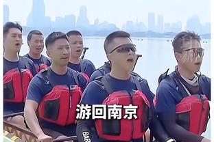 人气很高？乔治赛前热身 现场球迷高举支持泡椒的牌子